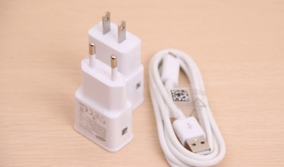 【批發(fā)三星note2 充電器帶數(shù)據(jù)線 超原裝品質(zhì) 歐規(guī)/美規(guī) usb快充】?jī)r(jià)格,廠家,圖片,手機(jī)充電器,中山市東鳳鎮(zhèn)躍恒電子廠-